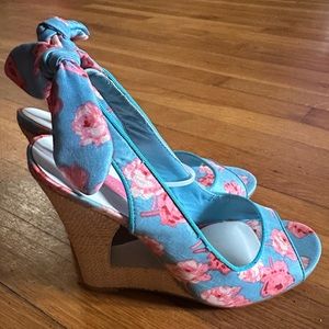 Betsey Johnson blue and pink flowers heels Size 7